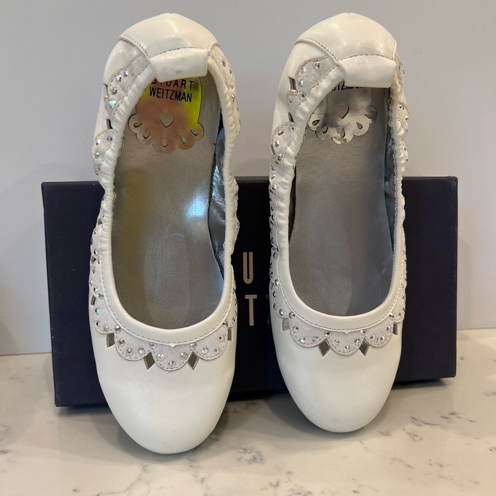Stuart Weitzman girls “scallop” white ballet flat